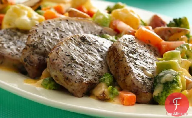 Cotlet de porc prăjit cu legume brânzeturi