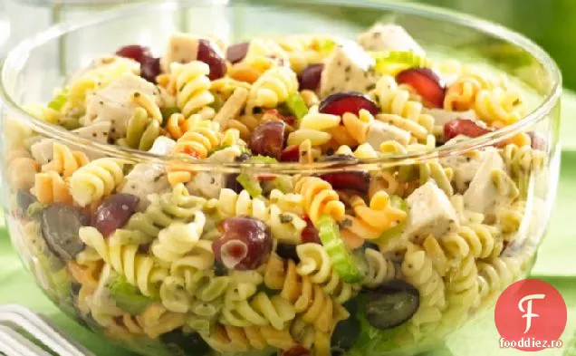 Salată de paste de pui cu struguri și sos de semințe de Mac