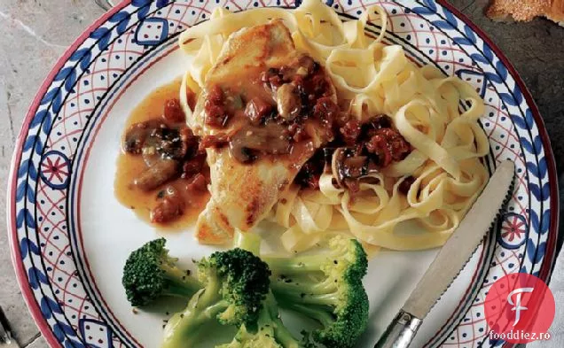 Fettuccine cu pui și sos de roșii uscat la soare