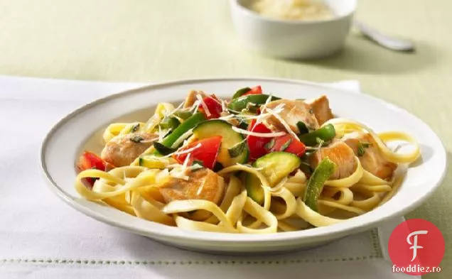 Fettuccine cu pui și legume cu ierburi