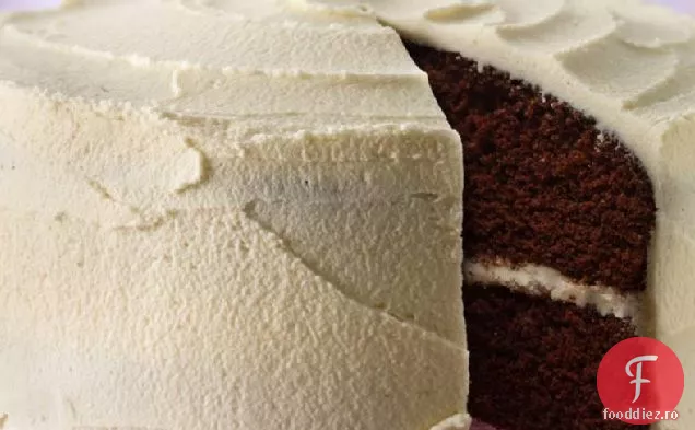 Tort delicios de ciocolată cu glazură albă