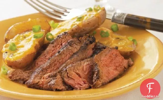 Friptură de flanc de Cowboy cu piei de cartofi