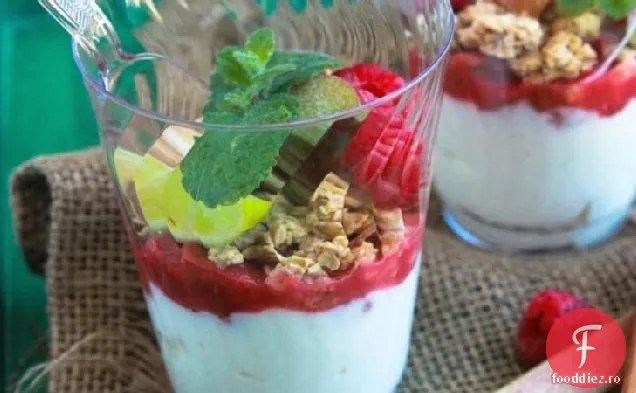 Parfaits de zmeură și rubarbă