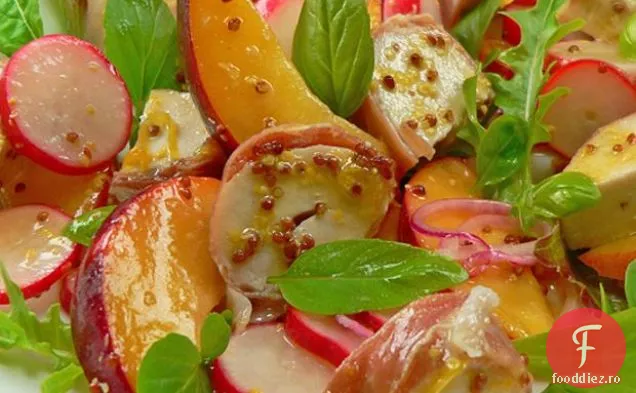 Salată De Pui, Nectarină Și Ridiche Cu Sos De Muștar