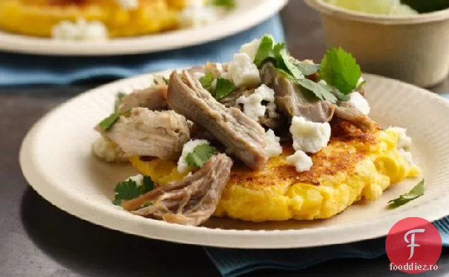Arepas cu porumb și carne de porc trasă