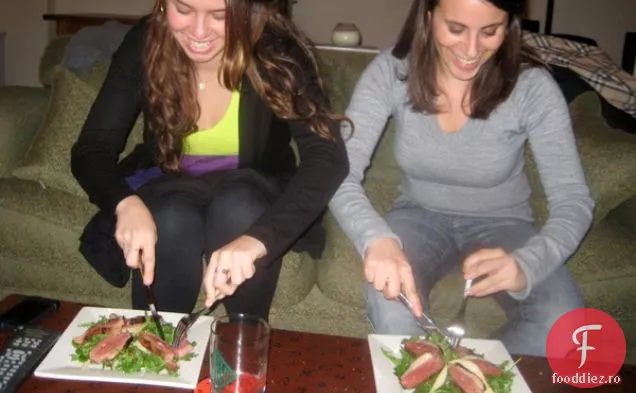 Salată de rață crocantă cu pere, nuci pecan și muștar cu miere de ghimbir V