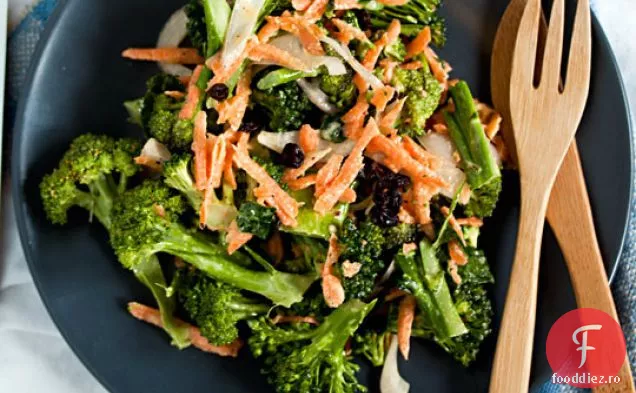 Salată De Broccoli Cu Morcovi Și Coacăze