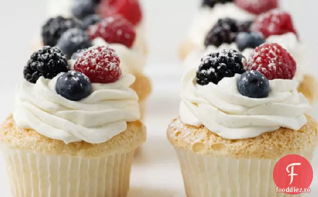 Cupcakes cu mâncare înger cu frișcă și fructe de pădure