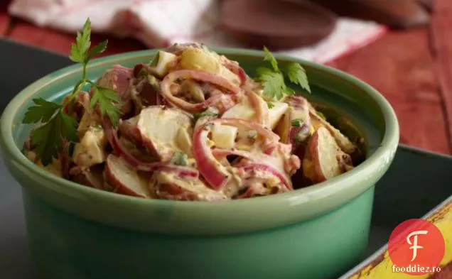 Salată de cartofi în stil Texas cu muștar și ceapă roșie murată