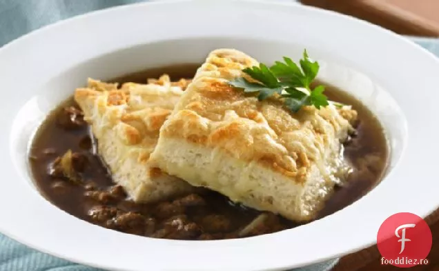 Supă de vită și ceapă cu crutoane de biscuiți cu brânză