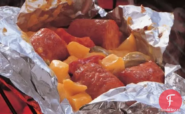 Pachete de cârnați afumați la grătar și cartofi Cheddar