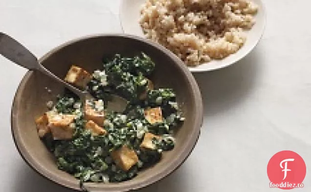 Tofu Condimentat Cu Spanac Ofilit Și Iaurt