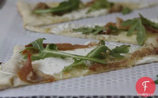 Pizza cu pâine plată Prosciutto și Mozzarella