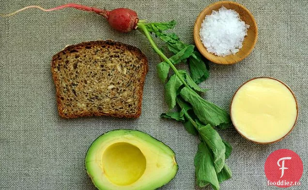 Tartină Cu Maioneză De Muștar Și Piure De Avocado Și Ridichi Cu