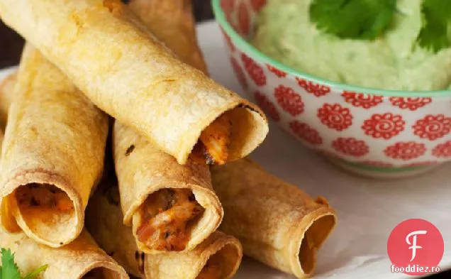 Taquitos de pui la cuptor cu ardei iute verde și Dip de iaurt cu Avocado
