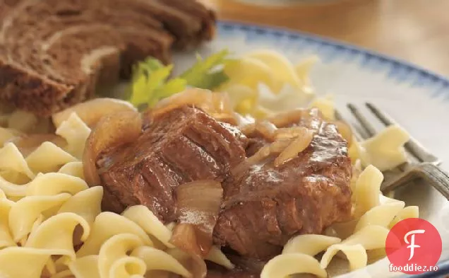 Friptură rotundă în stil bavarez cu aragaz lent, cu ceapă roșie și tăiței