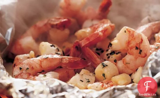 Pachete De Folie De Fructe De Mare Cu Ierburi La Grătar