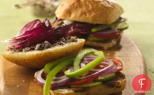 Hummus cu usturoi prăjit și sandvișuri cu brânză de capră