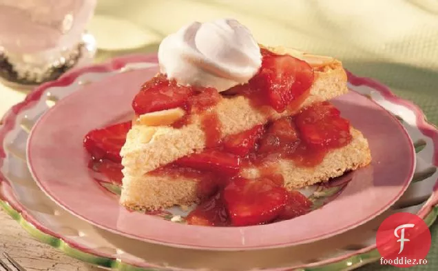 Shortcake de migdale cu sos de căpșuni-rubarbă