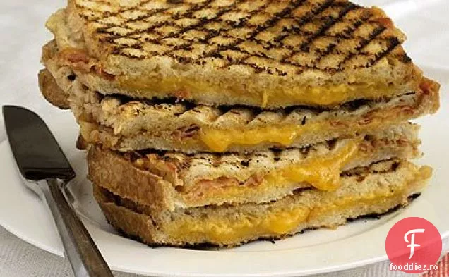 Panini Cu Brânză Cheddar La Grătar Cu Pancetta Și Muștar Fierbinte