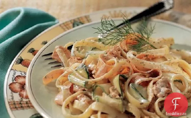 Salată de paste cu somon și mărar