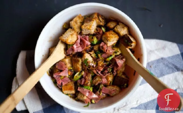 Salată de Panzanella de secară cu varză de Bruxelles, Pastramă și vinetă Dijon