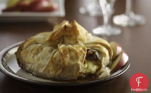 Brie învelită cu Phyllo cu conserve de smochine și nuci prăjite