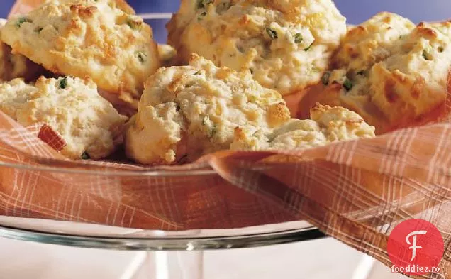 Biscuiți cu Cheddar și ceapă verde