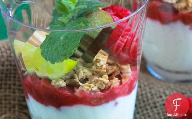Parfaits de zmeură și rubarbă