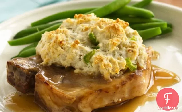 Cotlet de porc Gravy cu biscuiți de umplutură