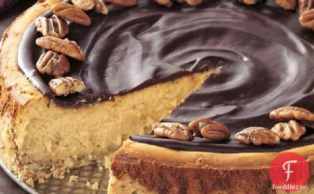 Cheesecake cu unt Pecan cu glazură de ciocolată