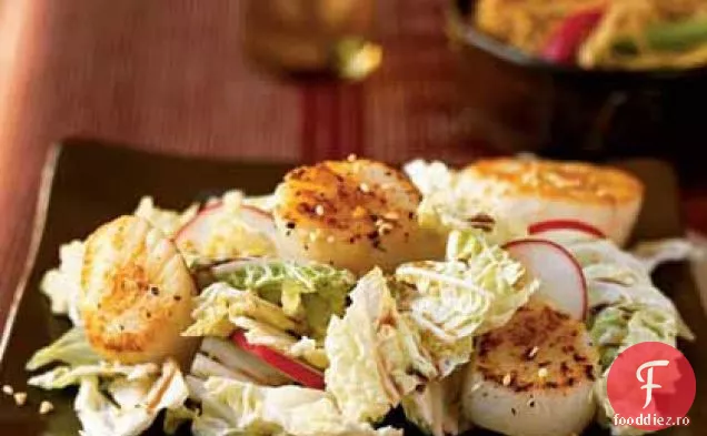 Scoici de mare arse pe Slaw Asiatic