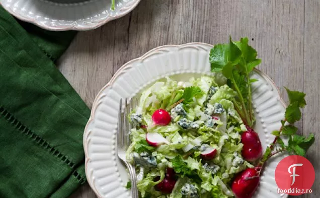 Salată Tocată Cu Sos De Brânză Albastră