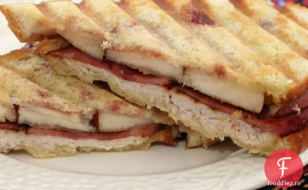 Panini de curcan, pere și zmeură