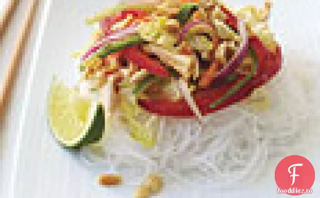 Salată de pui thailandeză cu tăiței de orez