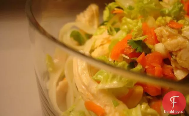 Salată de tăiței de orez aproape de vară