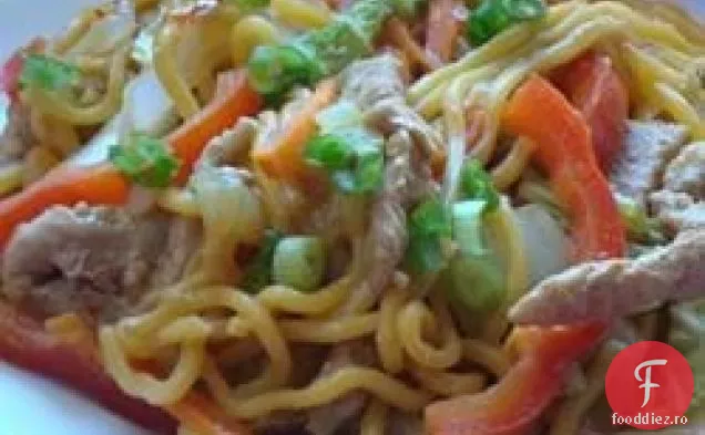 Carne de porc dulce și picantă și varză Napa se prăjește cu tăiței picante