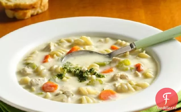 Supă cremoasă de tăiței de pui cu Pesto burniță