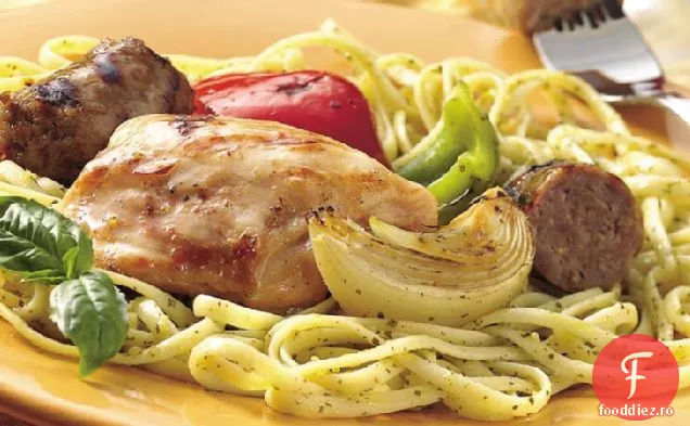 Pui la grătar, cârnați, ceapă și ardei peste Linguine