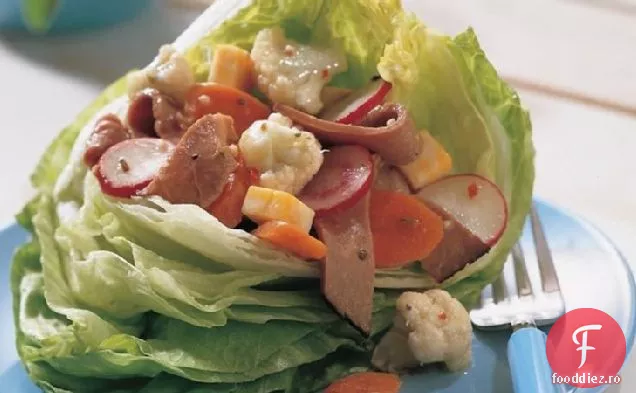 Carne de vită și legume pe bărci cu salată