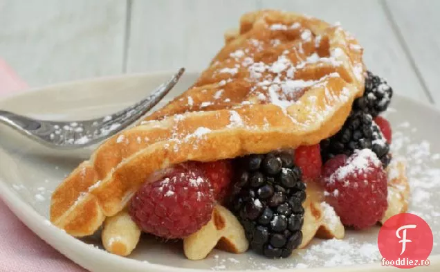 Sandvișuri cu vafe de lămâie cu caș de lămâie și fructe de pădure proaspete