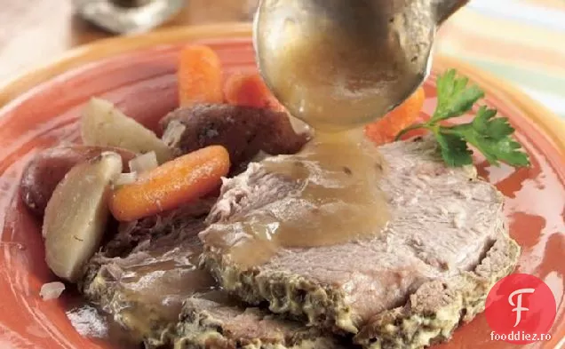 Carne de porc cu aragaz lent și cartofi cu rozmarin