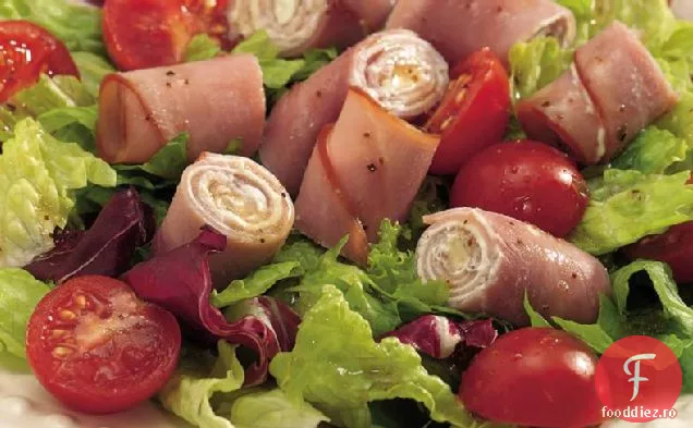 Salată de rulouri de brânză cu șuncă și usturoi