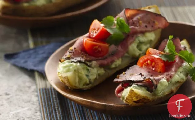 Carne de vită canapea piele de cartofi cu iaurt Avocado Aioli