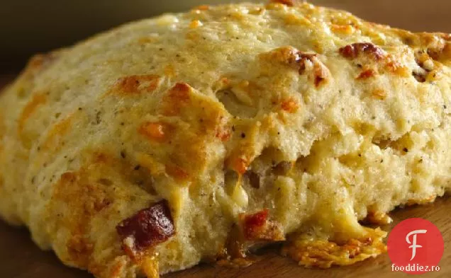 Slănină de două ori piperată și biscuiți cu lapte de unt cu Gouda