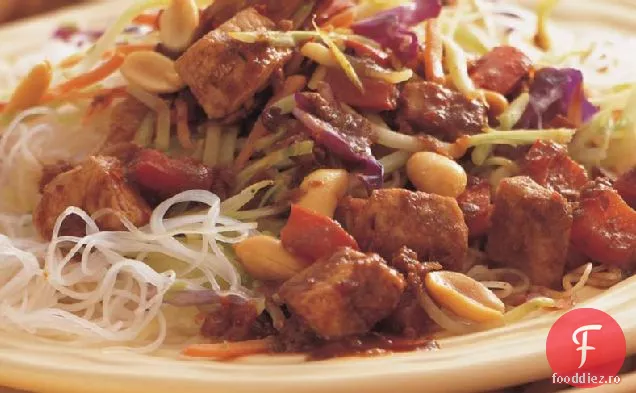Carne de porc Kung Pao peste tăiței de susan