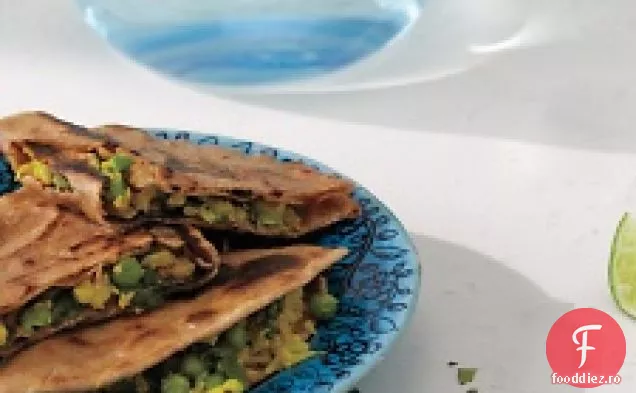 Pâine plată din grâu integral umplută cu conopidă, mazăre și spanac