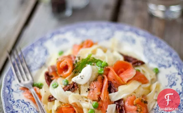 Tagliatelle Cremoase De Somon Cu Mazăre De Grădină Și Roșii Uscate