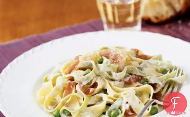 Fettuccine Alfredo cu mazăre și Prosciutto
