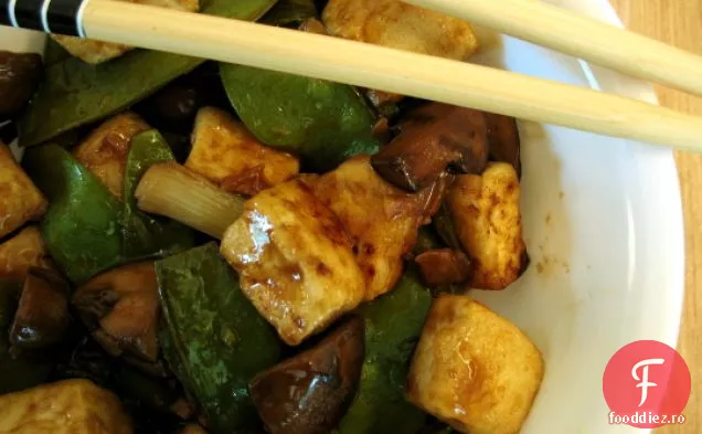 Tofu Se prăjește cu mazăre de zăpadă și ciuperci